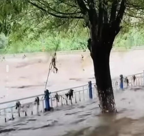 辽宁建昌强降雨300多人被困,一场人与自然的硬仗 辽宁建昌强降雨300多人被困,一场人与自然的硬仗