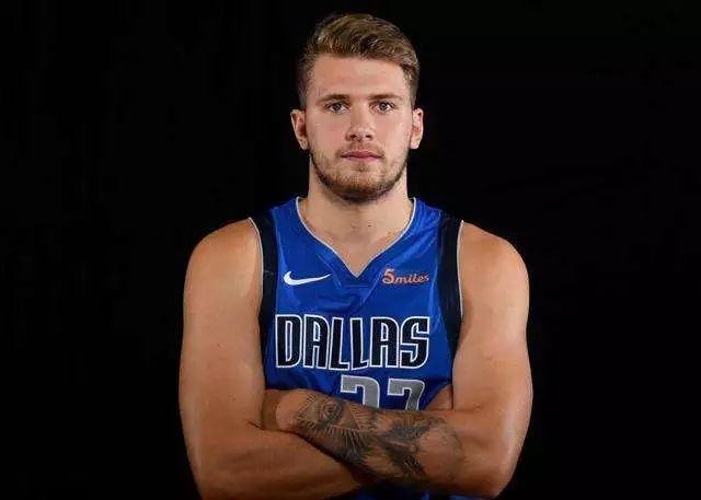 勒布朗·詹姆斯 vs 卢卡·东契奇,现在的NBA最红球星到底是谁? 勒布朗·詹姆斯 vs 卢卡·东契奇,现在的NBA最红球星到底是谁?